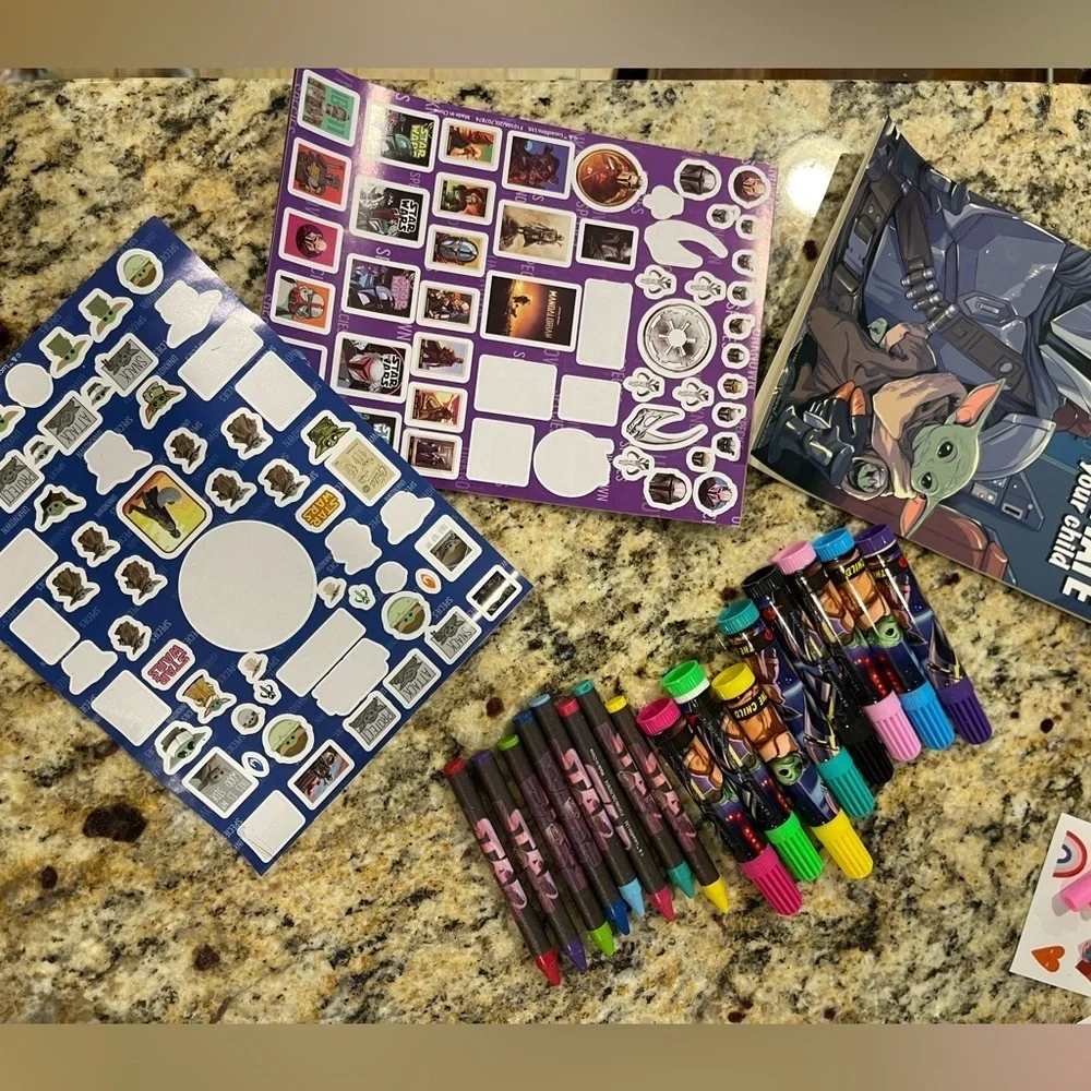 Flerise Wooden Puzzle Board, Crayola Pic & Nightlight Projector, Mandalorian Set